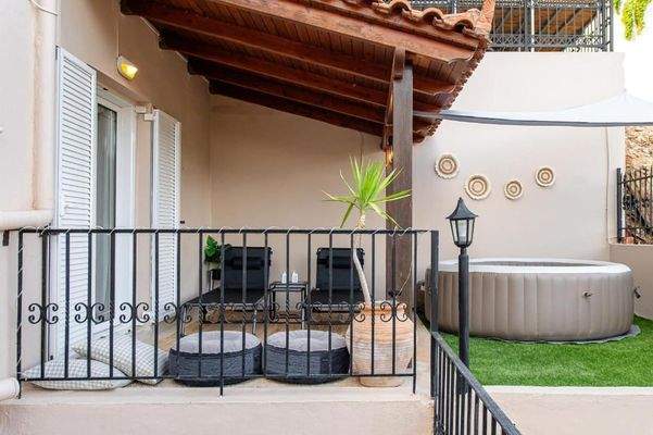 Ligaria: Villa mit drei Wohnungen und Pool zu verkaufen