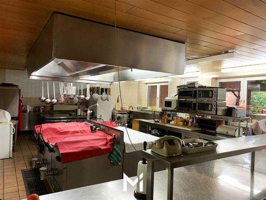 sehr großzügige Edelstahlküche