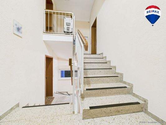 REMAX Immobilien DeLux Eigentumswohnung Treppenhaus Neunkirchen Mark Borowicz