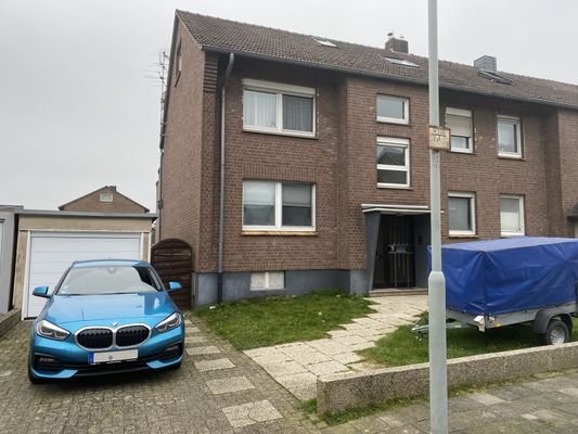 Hausfront mit Garage