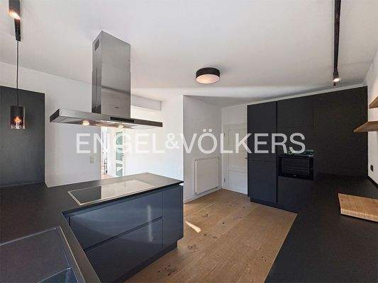 Offene Wohnküche mit angrenzender Vorratskammer