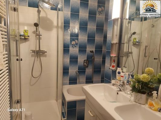 Bad mit Wanne und Dusche