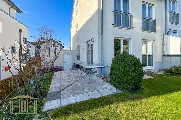 Gartenseite mit Terrasse