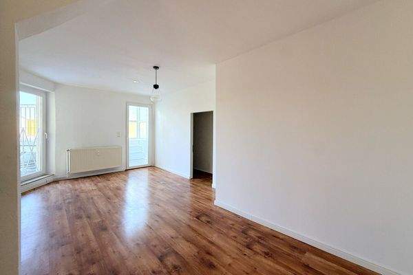 Schlafzimmer mit bodentiefem Fenster