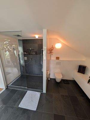 Badezimmer mit Regendusche