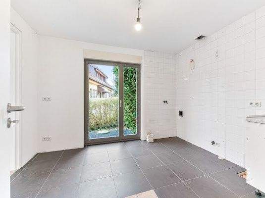 Küche mit Zugang zum Garten