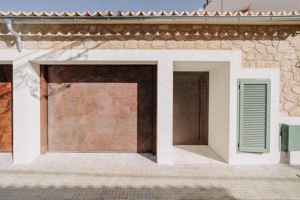 Haupteingang und Garage