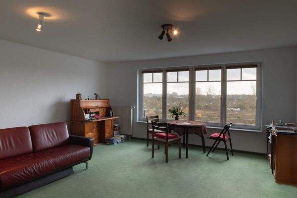 Wohnbereich mit viel Tageslicht