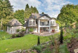 Professionell angelegte Gartenlandschaft und Terrasse 
