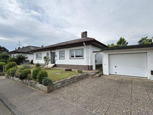 Hausansicht mit Garage