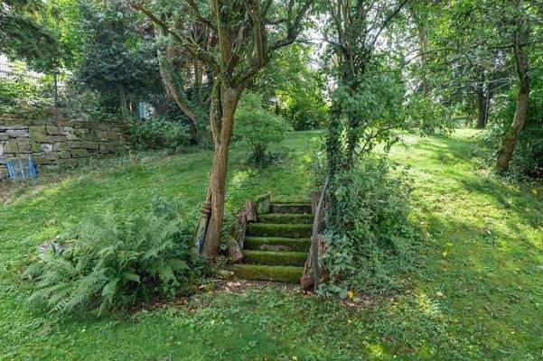 ...weitläufiger Garten