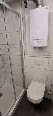 Bild 5, Toilette und Warmwassertherme.jpg