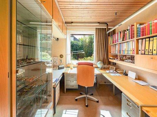 rechtes Kinder- oder Arbeitszimmer