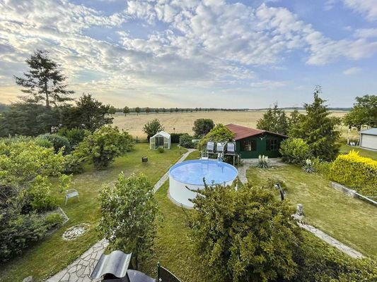 Gartenblick mit Pool