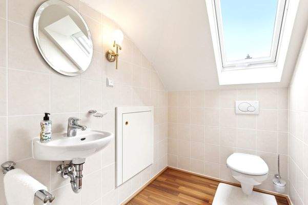 Separate Toilette im Dachgeschoss