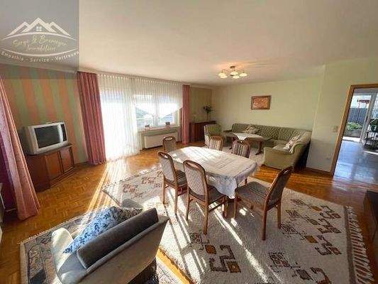 Wohn-Esszimmer mit Balkonzugang