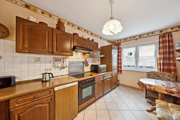 Gemütliche Küche mit Essbereich