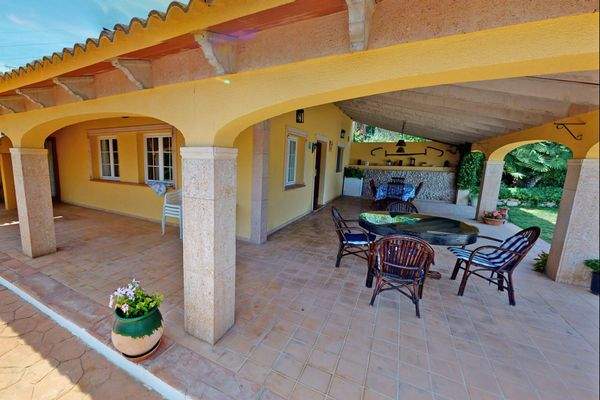 Großzügige überdachte Terrassen 