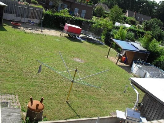 Blick von der Dachterrasse in den Garten