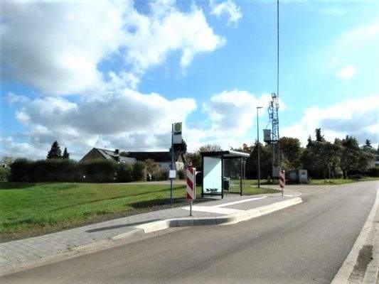 Bushaltestelle direkt gegenüber