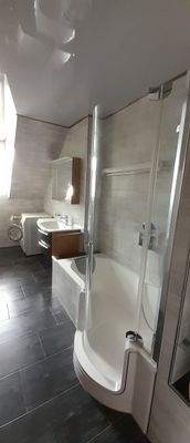 Badezimmer mit Duschbad