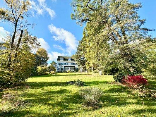 sehr weitläufiger Garten