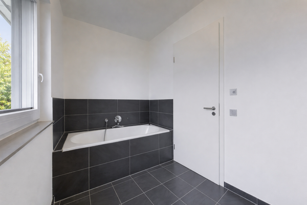 Badezimmer mit Tageslicht und Badewanne