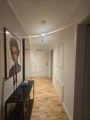 Moderner Flur mit Kunst