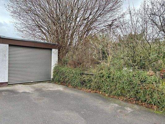 Einzelgarage mit elektrischenm Tor