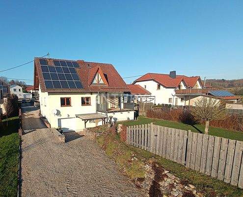 Die Rückansicht mit Einfahrt