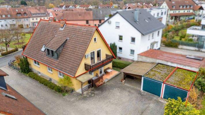 Ansicht Nord Ost mit Balkon und Garage