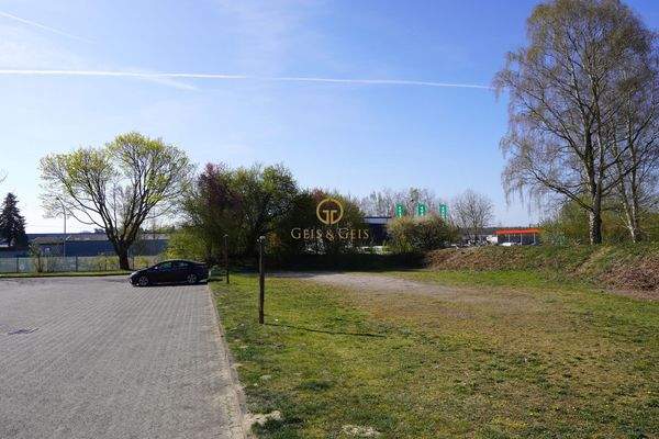 Parkplatz und weitere Außenfläche