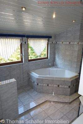 Bad mit Wanne im OG.