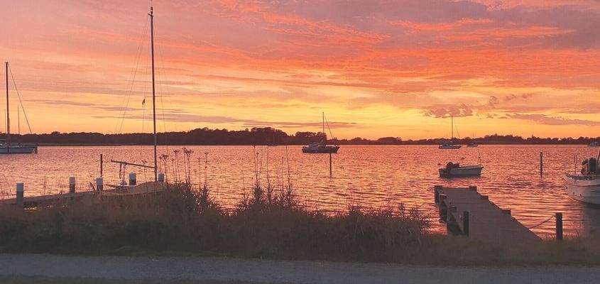 Sonnenuntergang am eigenen Bootssteg