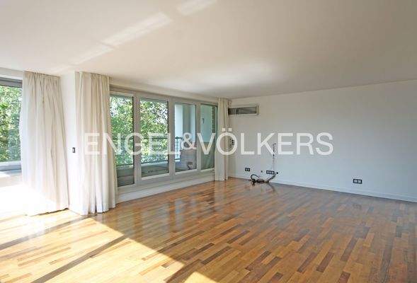 Wohnzimmer - Bodentiefe Fensterelemente zum Balkon