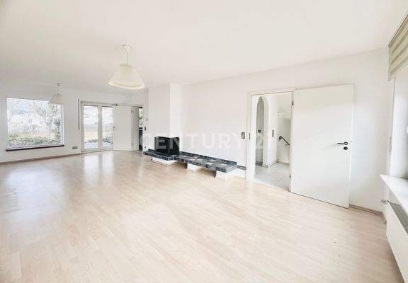 gleich links geht es in das große Wohnzimmer