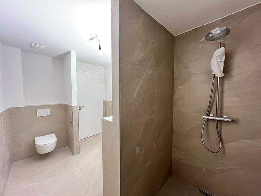 gr. Duschbad im Souterrain