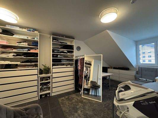 OG Schlafzimmer (aktuell als Ankleide und Büro  genutzt)