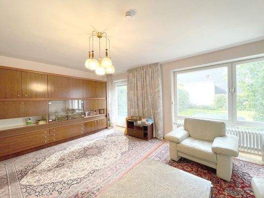 Weiterer Blick durch das großzügige helle Wohnzimmer