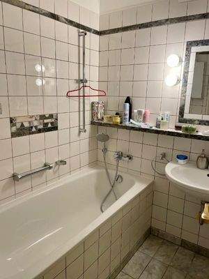 Bad mit Badewanne