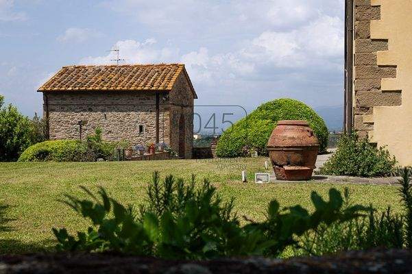 Luxusvilla mit Infinity-Pool und atemberaubendem Blick auf Vinci