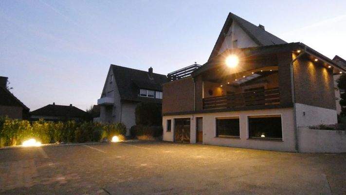 Hinteransicht mit Beleuchtung