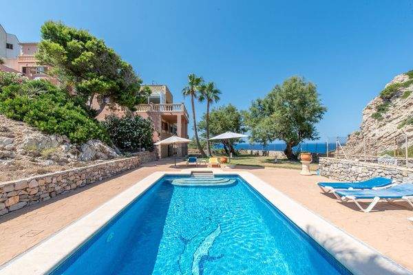 Der Pool auf der untersten Ebene lädt zum Entspannen