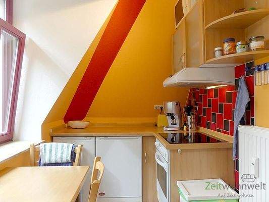 Küche rechts, Herd und Kühlschrank