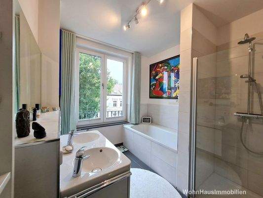 Badezimmer mit Badewanne und Dusche