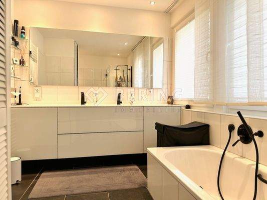 Mit Wanne und Dusche