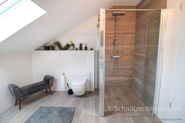 tageslichtdurchflutetes Bad DG