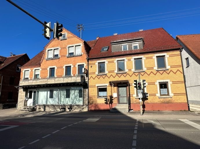 TOP SANIERTE, 2-Zimmer Dachgeschosswohnung mit Balkon und Stellplatz