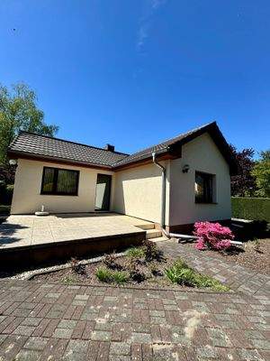 Hausansicht & Terrasse