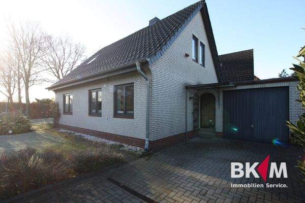 Hausansicht - Eingangsbereich und Garage